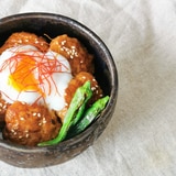 温泉卵をからめて*鶏つくね丼